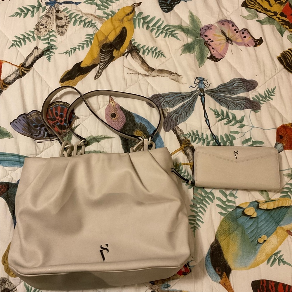 Simply Vera white tote with FREE Wallet!